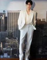 王俊凯白色西服光影纪事：金丝眼镜下的清澈与锋芒
