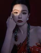 红裙似火蛇绕花萦 文咏珊绽放神秘魅惑