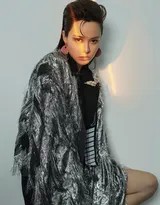 黄一琳时尚大片诠释冷艳魅力 廓形与紧致碰撞的视觉诗篇