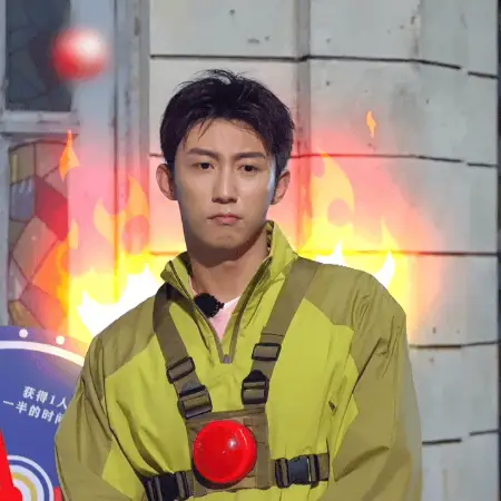 黄景瑜的荧幕魅力：从青涩初吻到烟花下的深情演绎