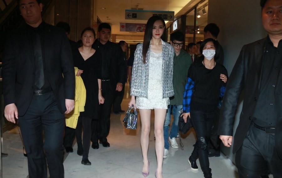 唐嫣白衣短裙闪耀亮相众人护驾尽显优雅气场
