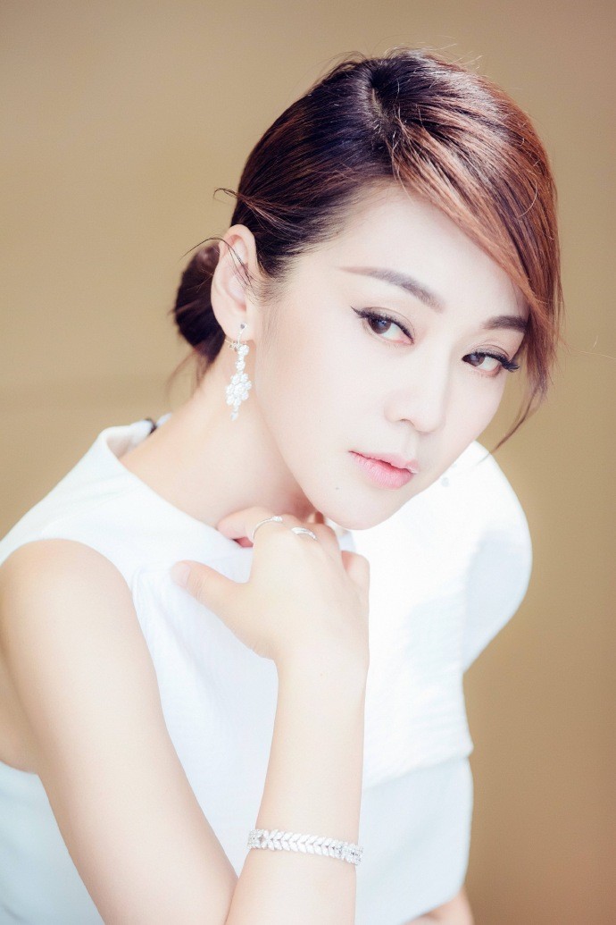 岁月淬炼魅力闫妮写真展现时光之美