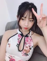 旗袍雅韵遇剪刀手：古典风姿中的一抹俏皮灵动