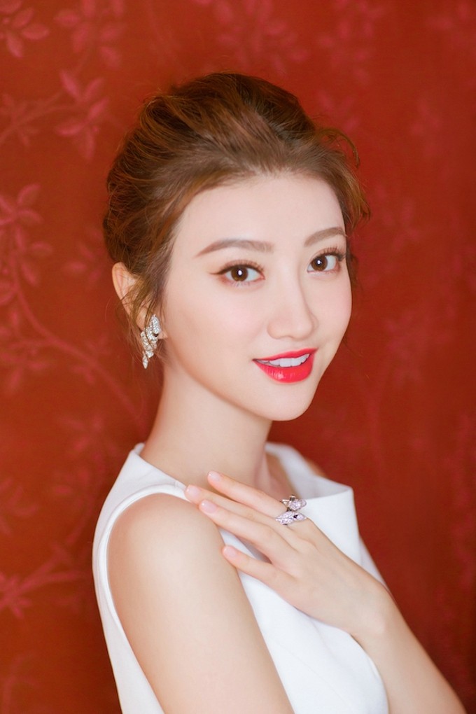 白裙映雪红唇倾城景甜艺术展写真演绎灵动仙气