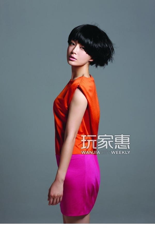 秦岚粉艳朱唇跃然封面 灵动诠释精灵气质