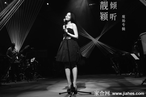 倾注灵魂的现场二十七岁的张靓颖与两百位听众的音乐契约