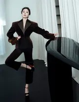 幂境私语：丝绒暗涌与红底锋芒的时尚叙事