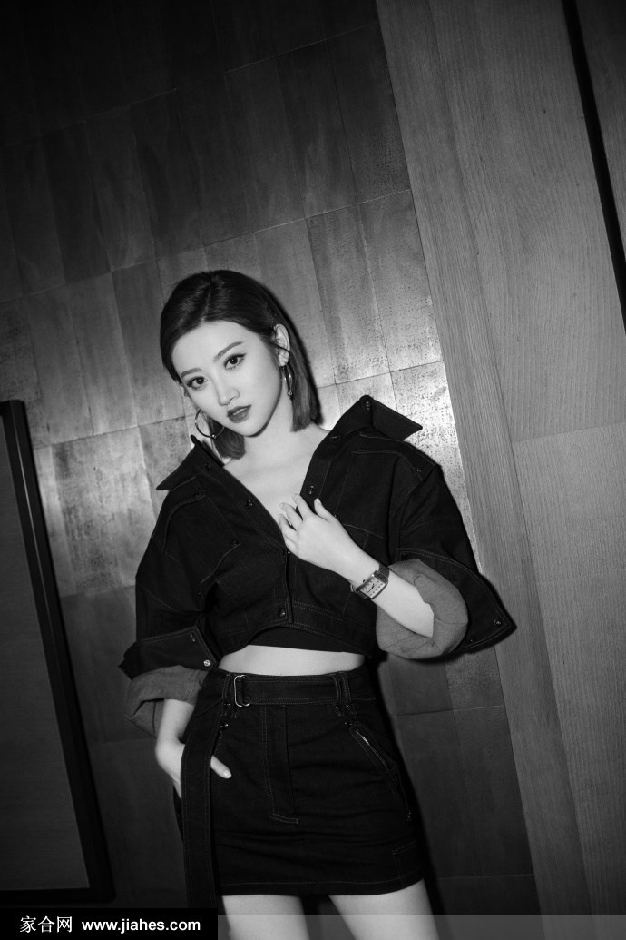 景甜夏日牛仔写真灵动来袭 绿荫丛中演绎清新治愈风