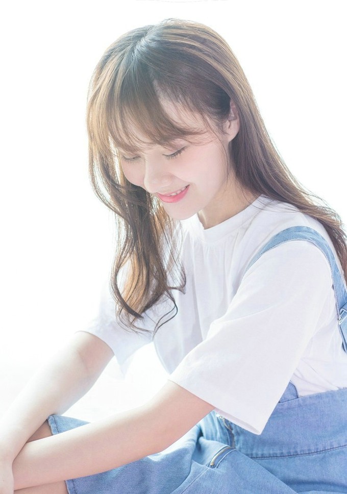 曹曦月夏日写真清新来袭 裸妆浅笑尽显粉嫩少女肌