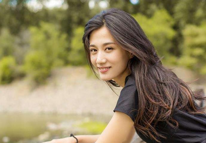 军旅女神侯梦莎：曾与吴京搭档爆红，如今沉迷带货生子活成人生赢家