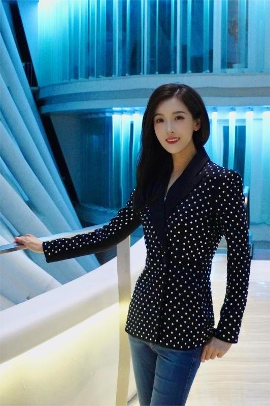 李思思：从春晚C位到县城商演，“跌落神坛”背后，藏着多少女人的体面与无奈？