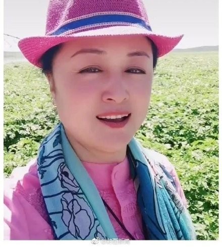 50岁“谢大脚”命丧骆驼之吻，丈夫苦等三年只换来一句“未获赔