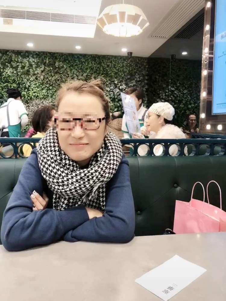 66岁影后坐经济舱被偶遇，她凭什么让全网闭嘴