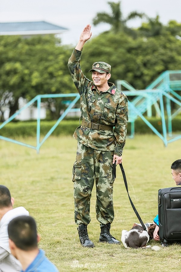 杨烁儿女近况曝光，硬汉老爸竟成家里“底层”？混血颜值引发热议